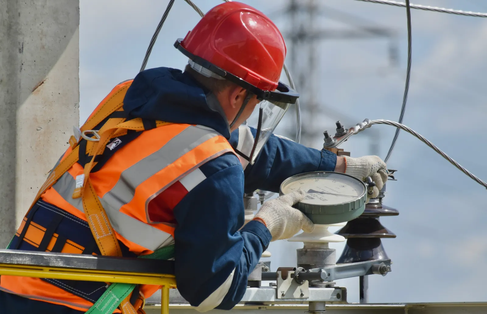 Ingenieur bei der Vorbereitung einer Netzanfrage für einen Batteriespeicher beim Netzbetreiber