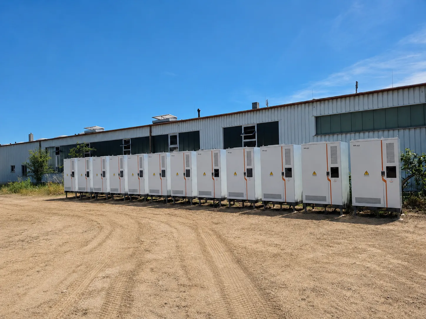 Schwarmspeicher IAB Projekt: zwölf 125-kW-Graustromspeicher-Einheiten im Projekt Lorsch (Hessen) — jede Einheit einem Investor zugeordnet